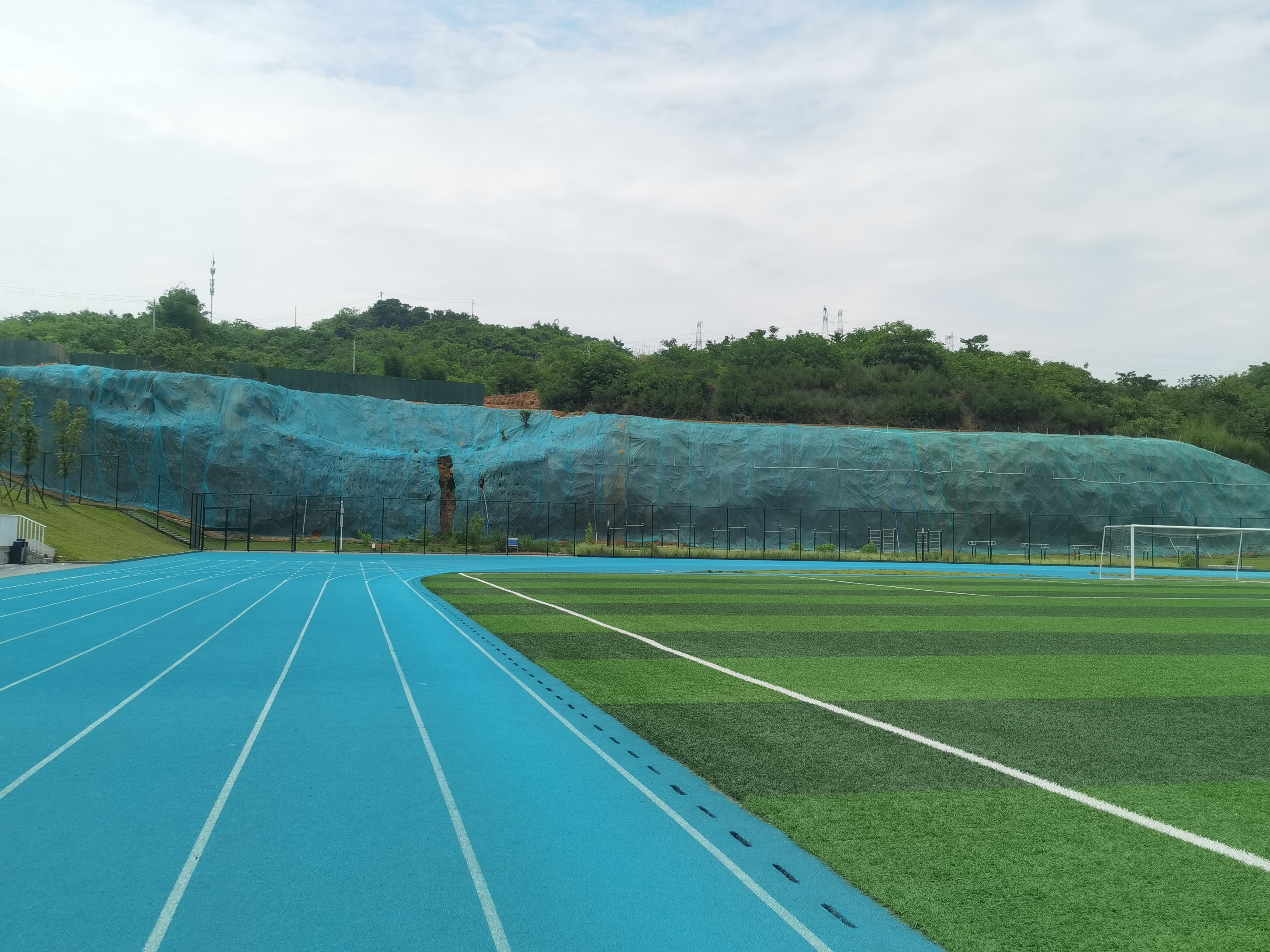 湖北航空學院運動場北面邊坡植被混凝土噴播綠化工程 順利完工！